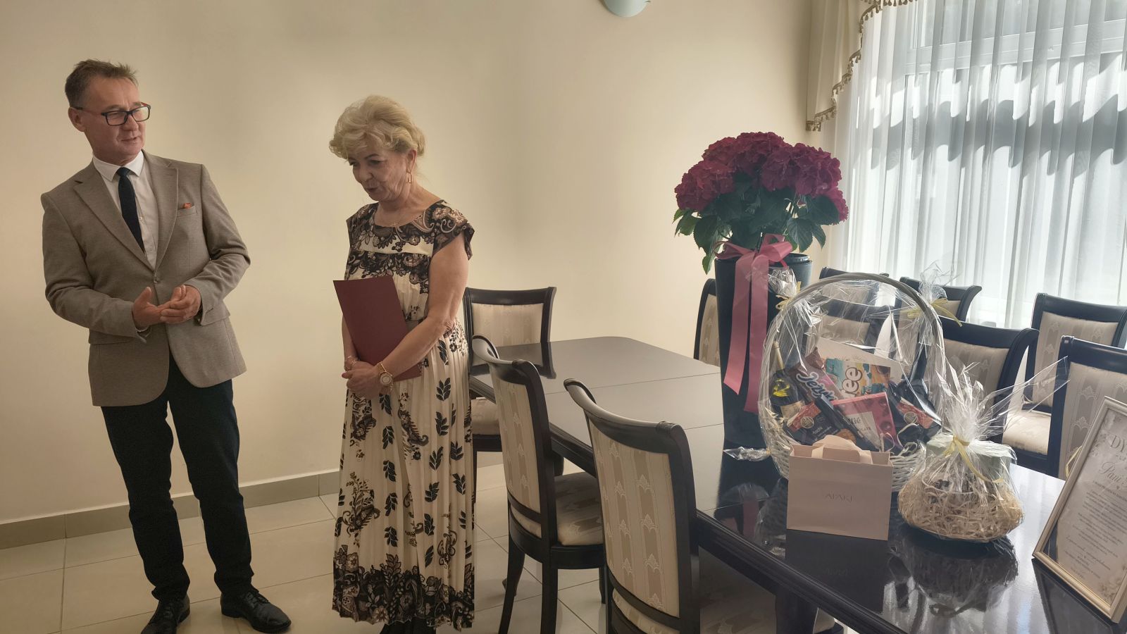 Zdjęcie: Podziękowanie za wieloletnią pracę Pani Barbary Kicman – Kierownika Urzędu Stanu Cywilnego w Tucznie